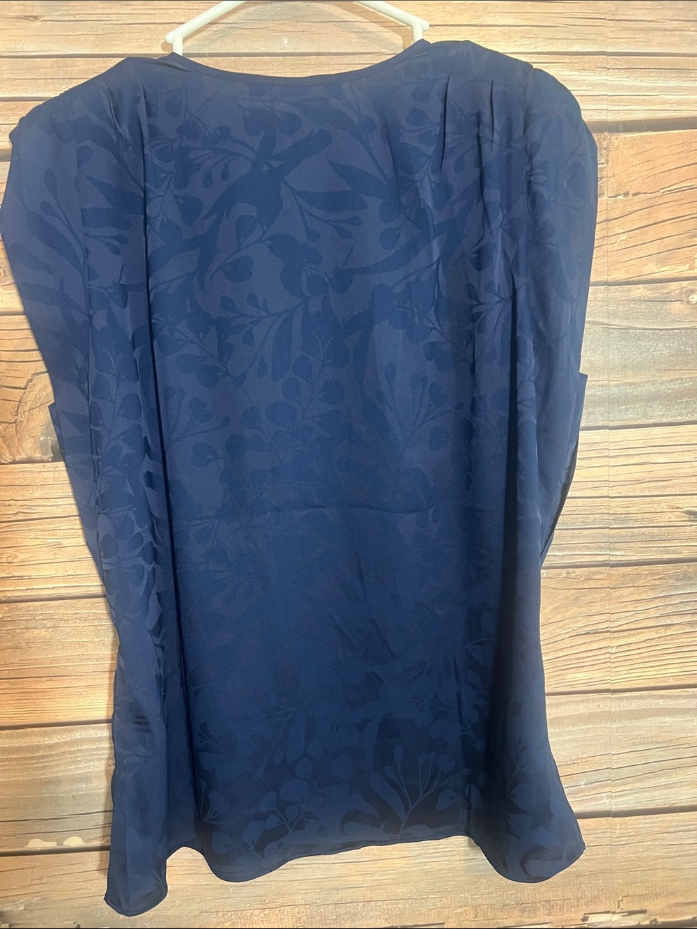 White House Black Market Navy Floral Jacquard V-Neck Blouse SIZE XL NWT - Picture 2 of 4
